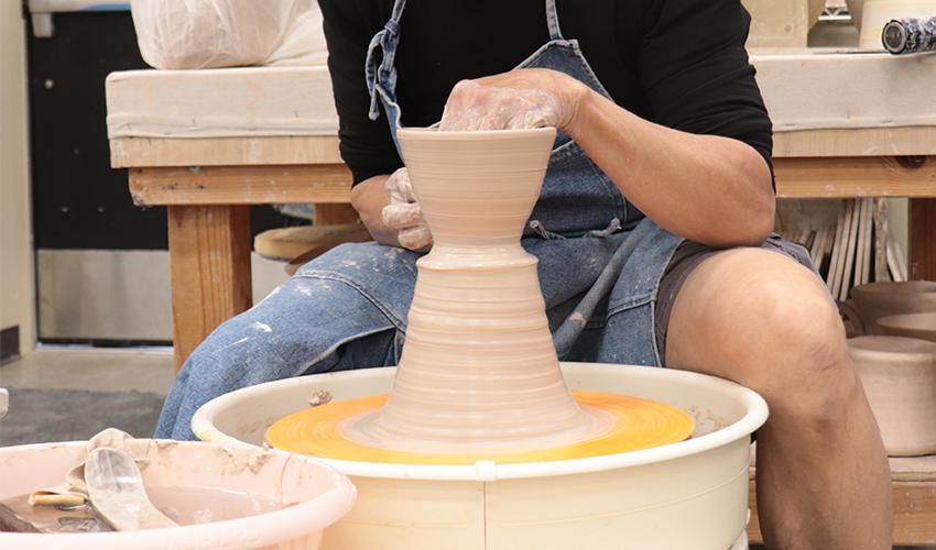 Mr. V. 秦在做一个陶瓷碗.
