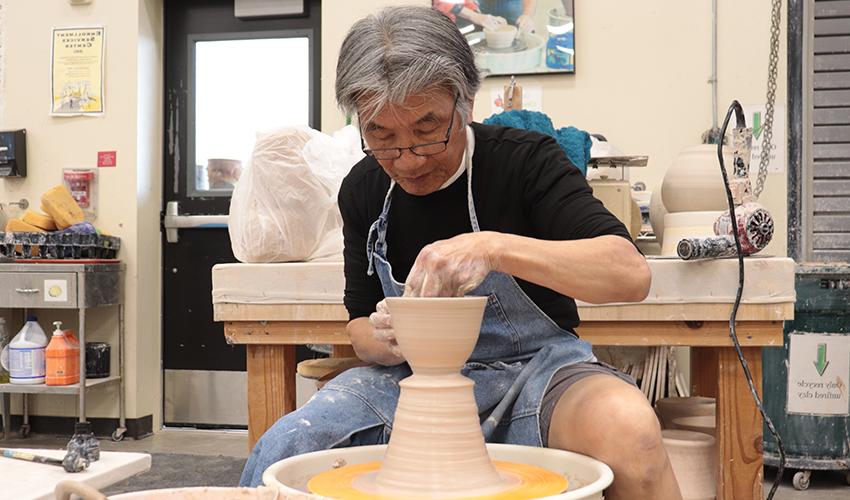 Mr. V. 秦在做一个陶瓷碗.